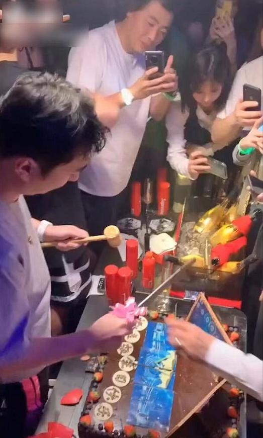 王思聪无惧欠债风波,携手友人在三亚庆生,场面豪华美女环绕