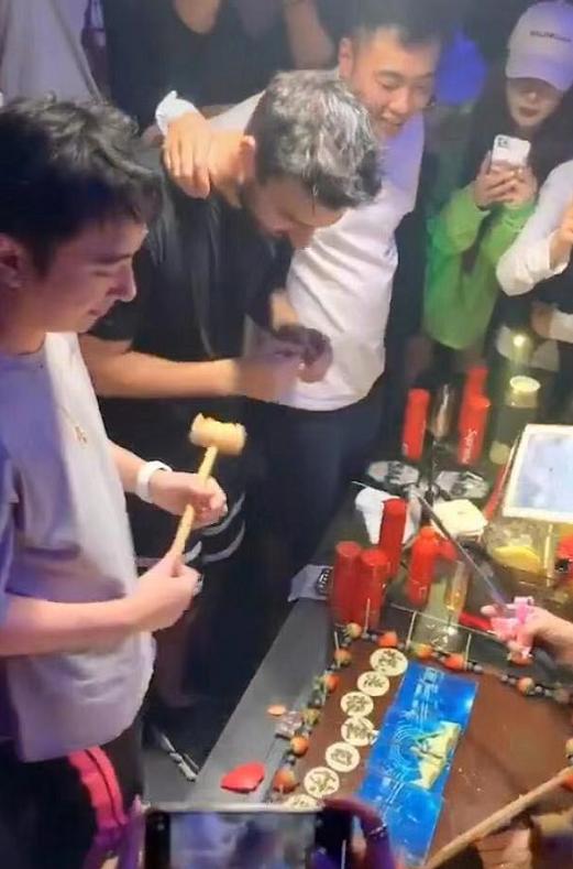 王思聪无惧欠债风波,携手友人在三亚庆生,场面豪华美女环绕