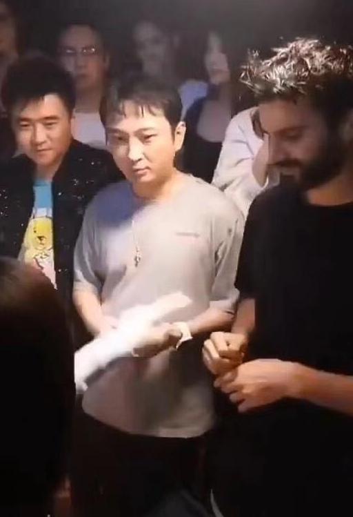 王思聪无惧欠债风波,携手友人在三亚庆生,场面豪华美女环绕