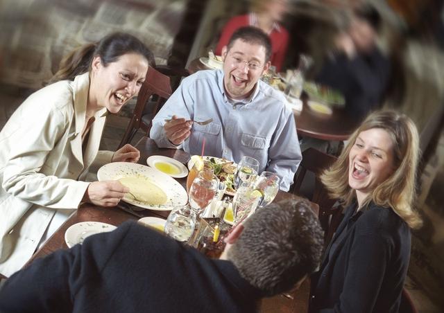 与其苦苦等待开店,不如主动升级认知,教你两招打开餐饮店销量