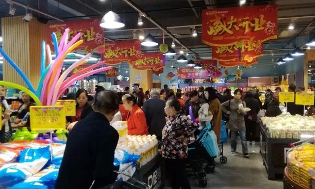 大多实体书店濒临倒闭，可这家小书店运用免费模式，年收入超百万