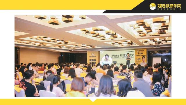 靠群团购一晚收入51万,老顾客1.3万:她只走了这4步