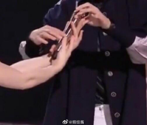 小心易易是什么梗有什么意思?毛不易接话筒的姿势太过烫手上热搜